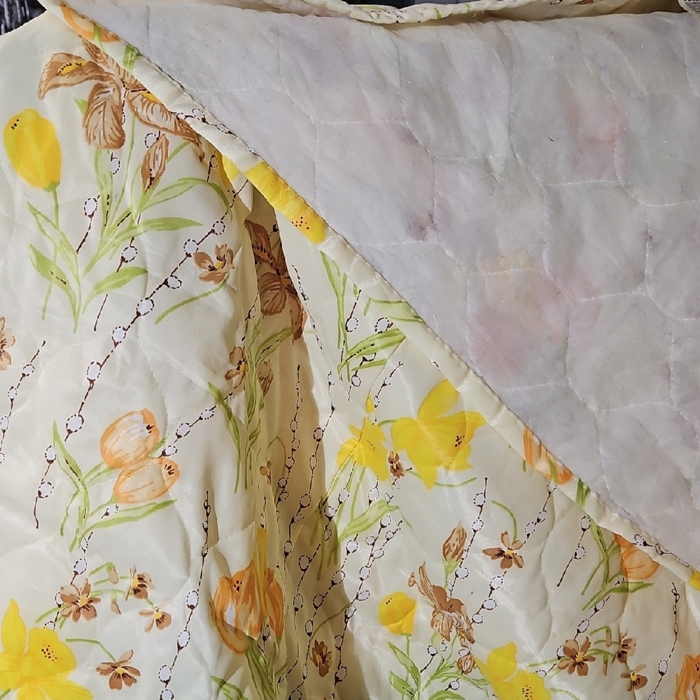 vintage Floral Yellow and Cream Quilt Twin